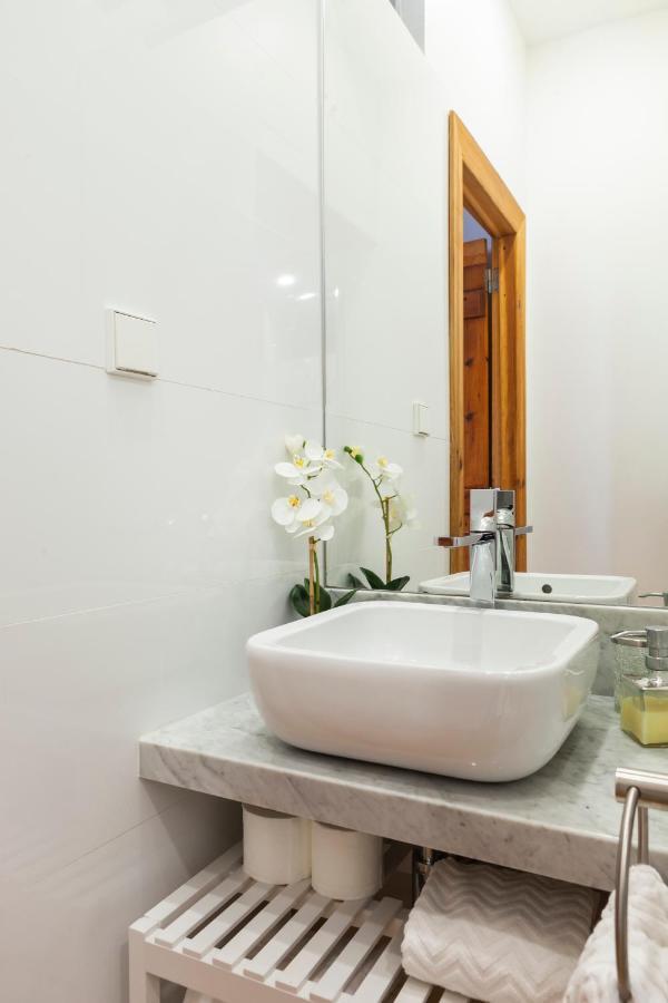 Alfama Terrace Apartment With Authentic XVIII Tiles And Historic Notes 3 Bedrooms & 2 Bathrooms Ac Lisboa Ngoại thất bức ảnh